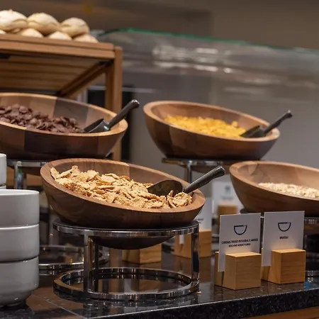 Hotel Express Lisbon Airport By Ihg 3*