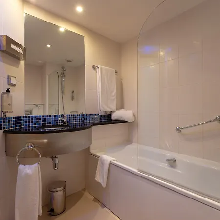 Hotel Express Lisbon Airport By Ihg 3*