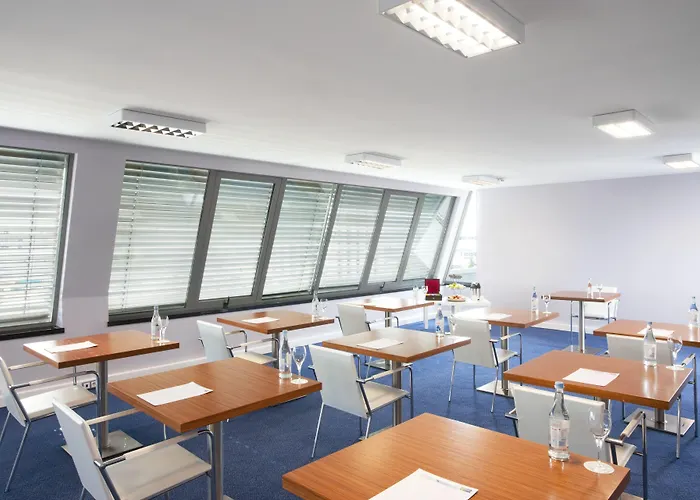 Hotel Express Lisbon Airport By Ihg 3*