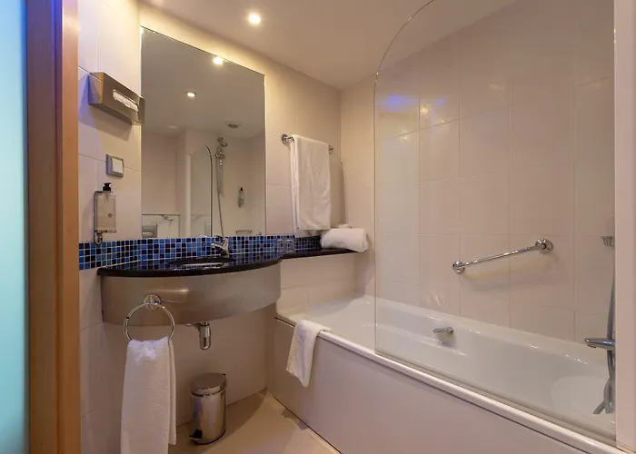 Отель Express Lisbon Airport By Ihg 3*