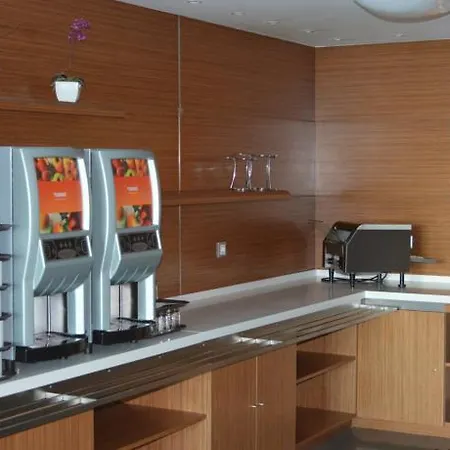 מלון Express Lisbon Airport By Ihg 3*
