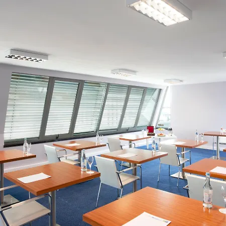 Express Lisbon Airport By Ihg מלון