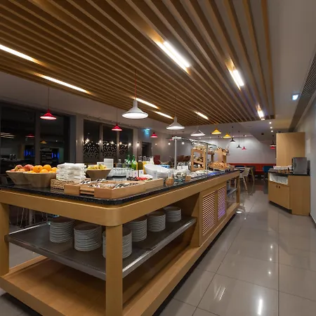 מלון Express Lisbon Airport By Ihg 3*
