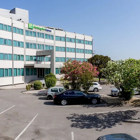 מלון Express Lisbon Airport By Ihg 3*